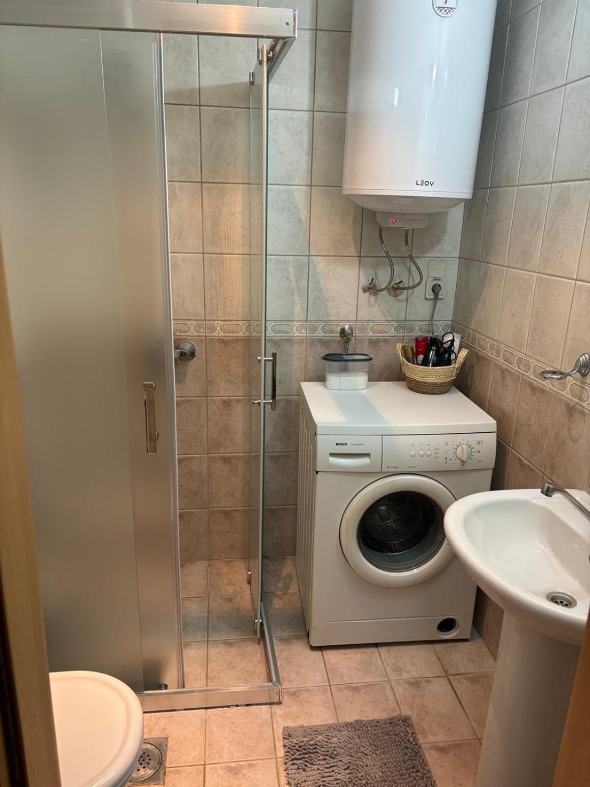 Lovely Square Apartment Purple Velvet Скопье Номер фото