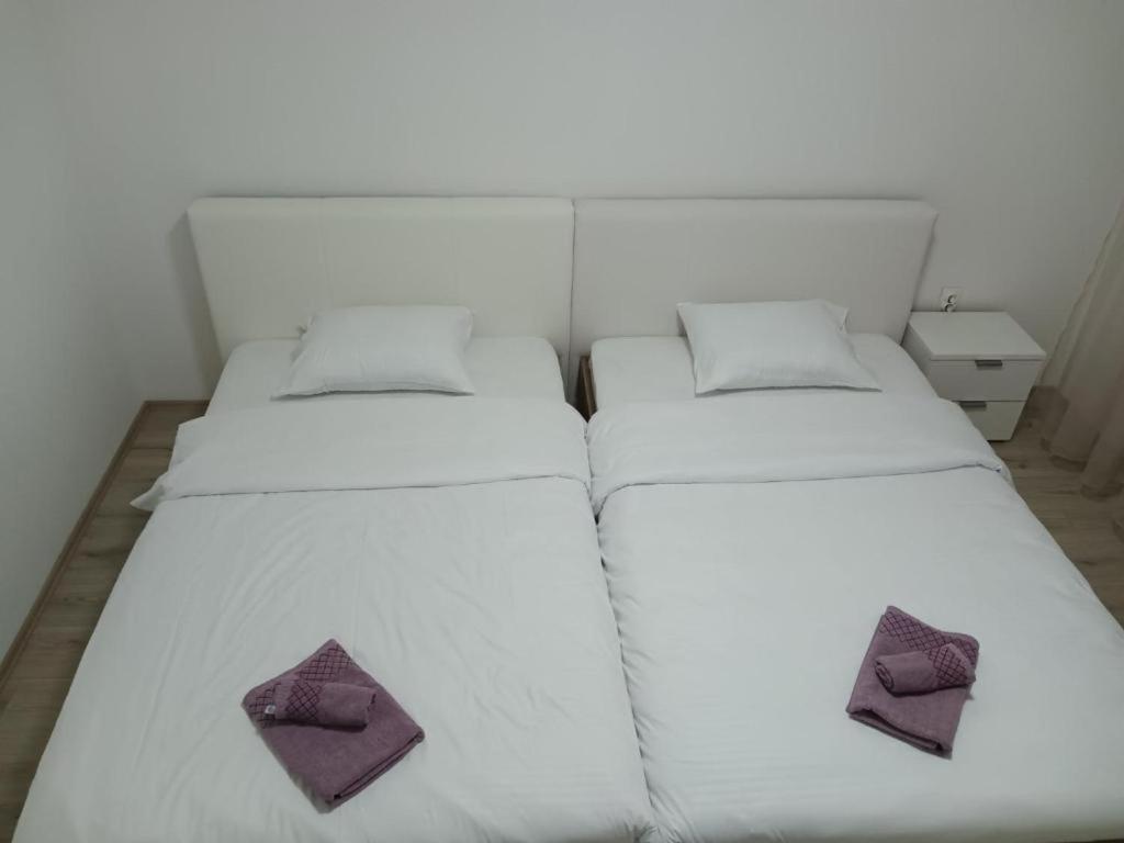 Lovely Square Apartment Purple Velvet Скопье Номер фото